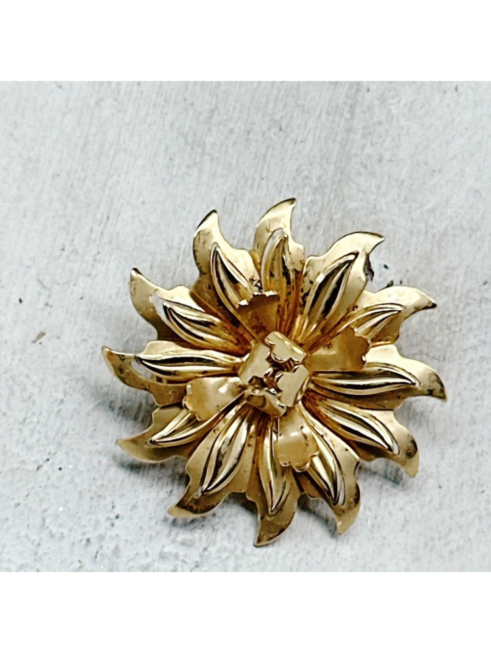 492mc. Dainty Goldtone Vintage Floral Brooch